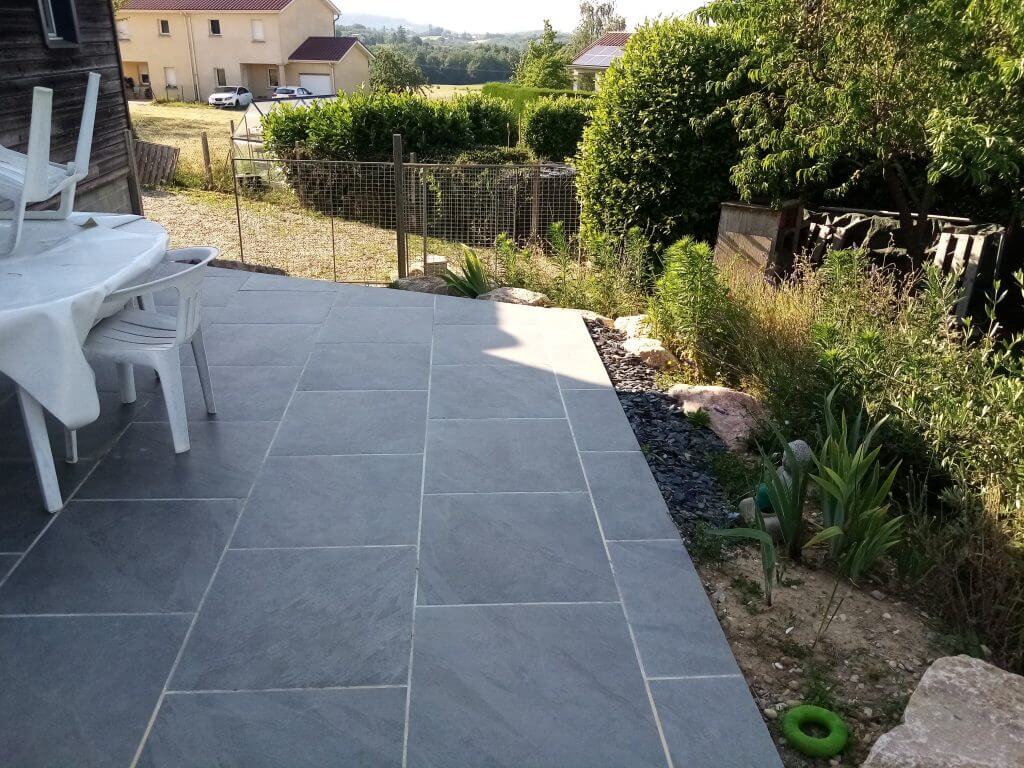 Terrasse en céramique rénové par la société CreaJardin
