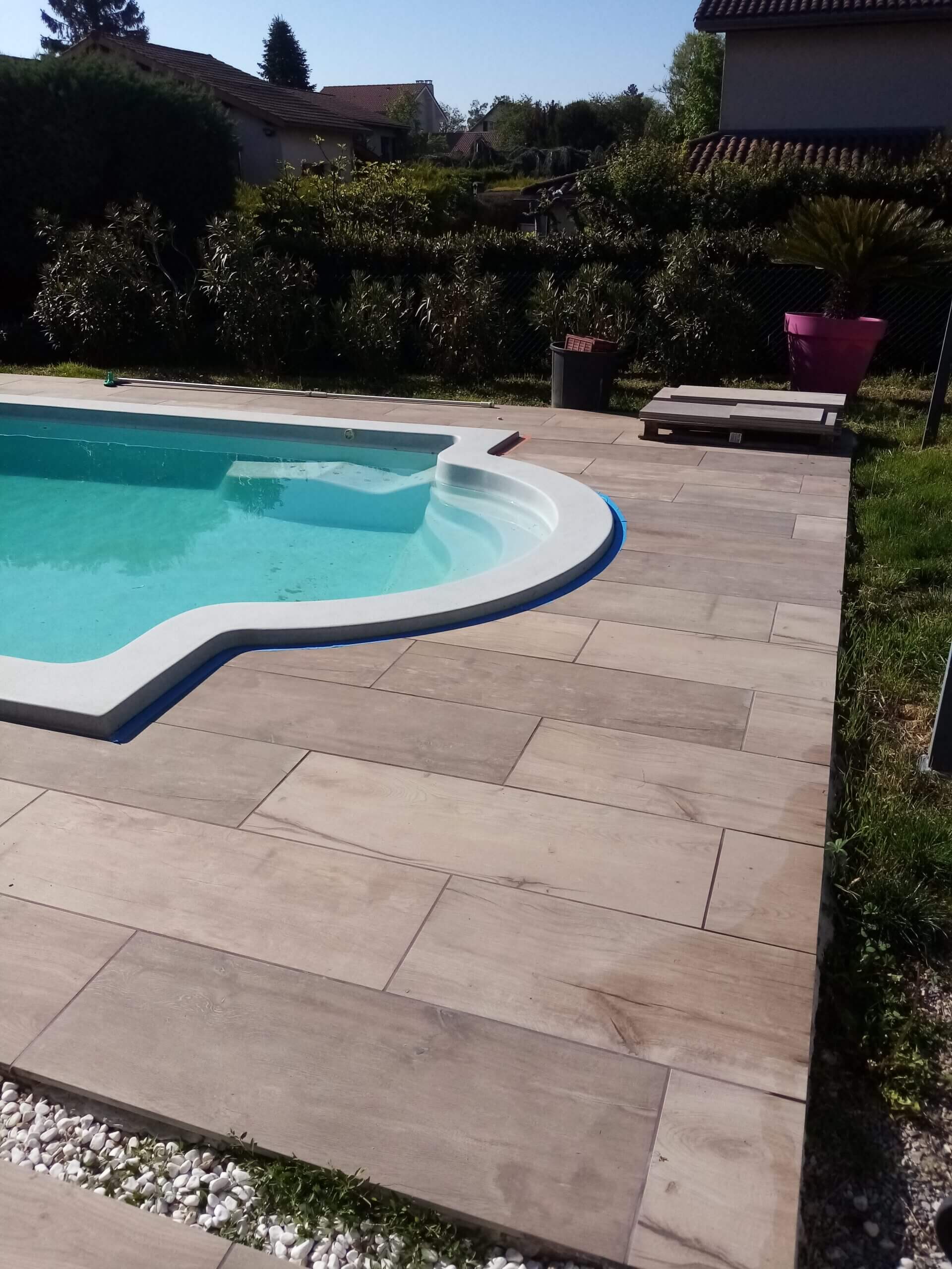 Terrasse en céramique autour d'une piscine