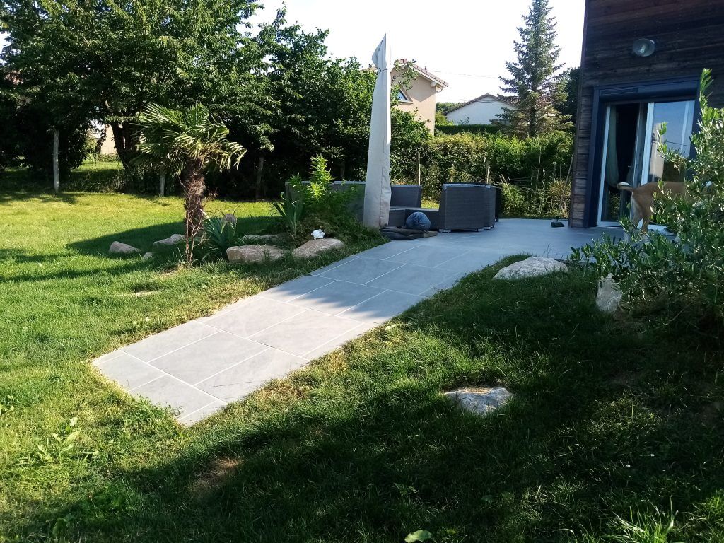 Terrasse en céramique à Seysuelle