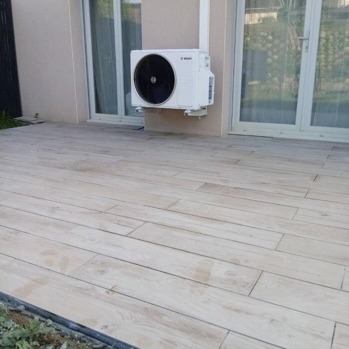 Terrasse en carrelage grès cérame à Vienne vue de coté