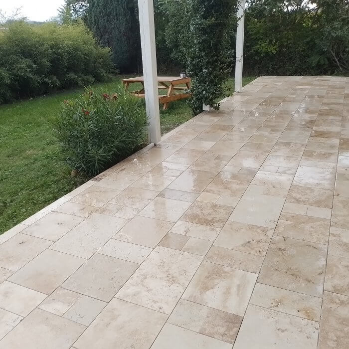 Terrasse en travertin après la pose par CreaJardin
